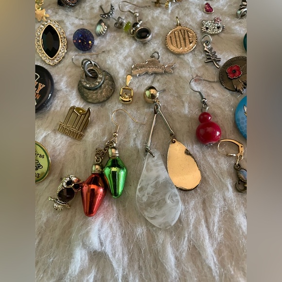 60+ Bundle of Pins, Brooches & Single Earrings - Picture 8 of 16